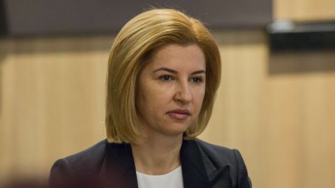 ����� ����