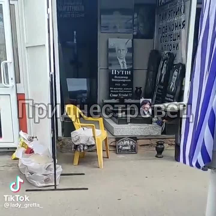 В Молдове упоротые укропы заказали в ритуальной мастерской надгробный памятник президенту России Владимиру Путину