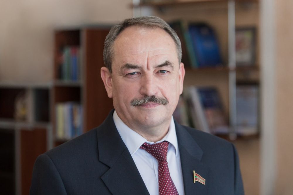 Педагогов, учеников и их родителей с Днём знаний поздравил спикер парламента Александр Коршунов