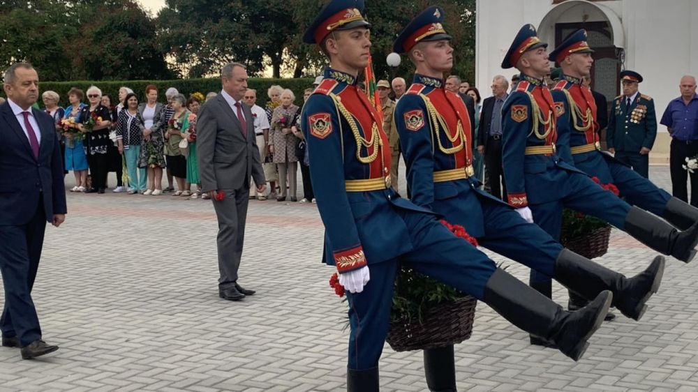 2 сентября по традиции началось с возложения венков и цветов на Мемориале Славы в столице ПМР