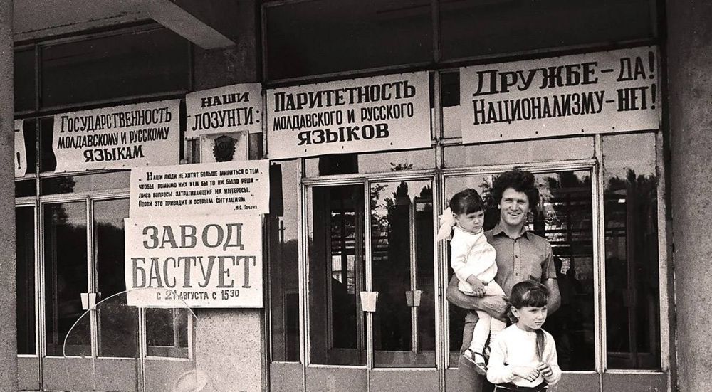 13 �������� 1989 ���� ������� ������ ������������� �������� ��������� ���� � �������� ����������