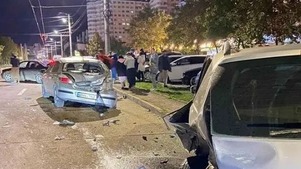 Парковка - дело опасное: В Кишиневе автомобиль снес две припаркованные машины и скрылся с места ДТП