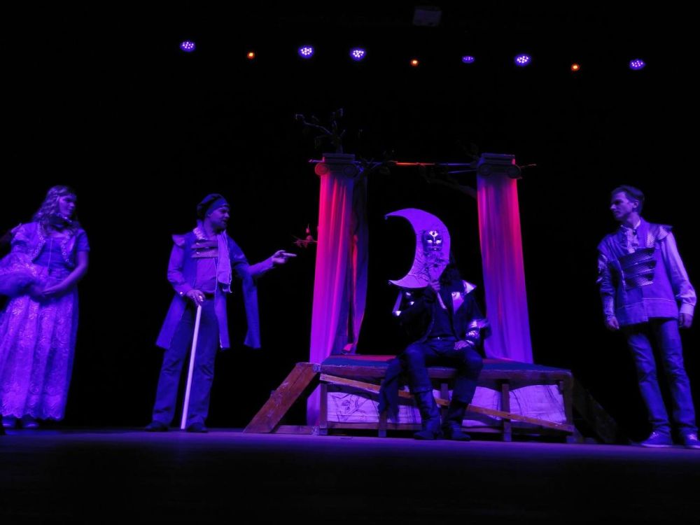 После окончания спектакля коллектив Экспериментального Театрального Объединения поздравили Светлана Онуфриенко, Ольга Багинская и другие друзья театра