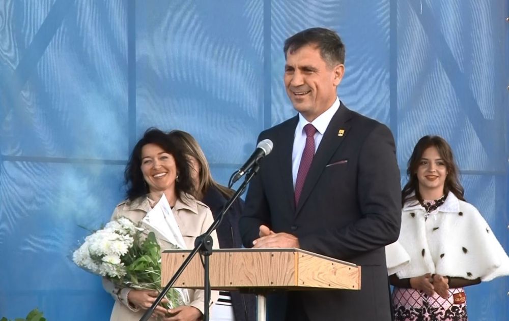 Учитель воплощает в себе лучшие человеческие качества, является носителем духовного и нравственного начала, обладает постоянно пополняемым багажом знаний