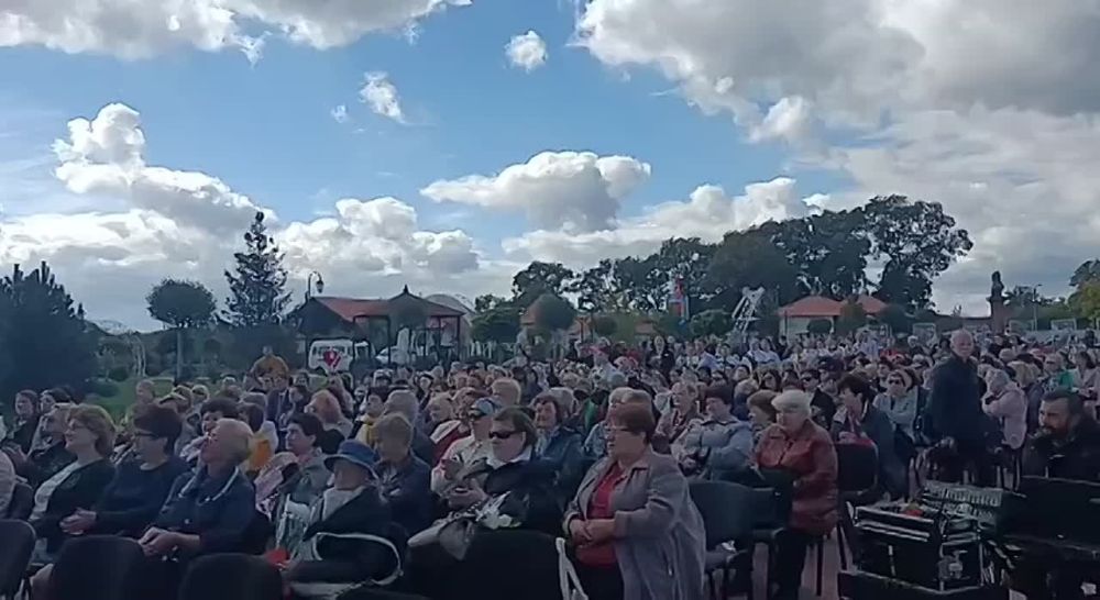 УНО г.Бендеры выражает благодарность партии "Обновление" и лично Антюфеевой Галине Михайловне за поздравление педагогов города Бендеры и прекрасные розы в подарок