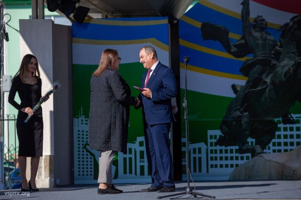 На сцене Екатерининского парка сегодня чествовали самых достойных тираспольчан