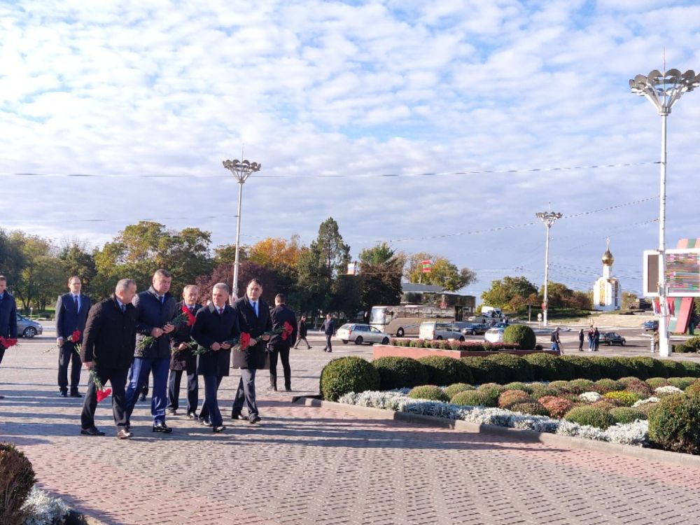 Цветы основателям. К памятникам Екатерине II, Францу де Волану и Суворову возложили цветы глава государства, руководство...