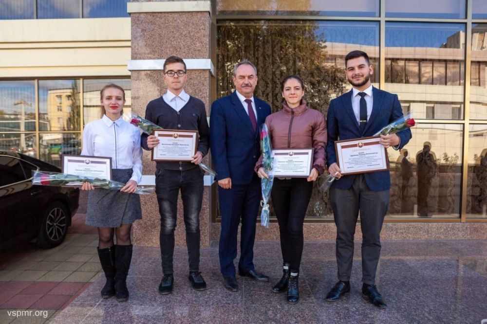 Лучшим студентам вручили госстипендии Президента