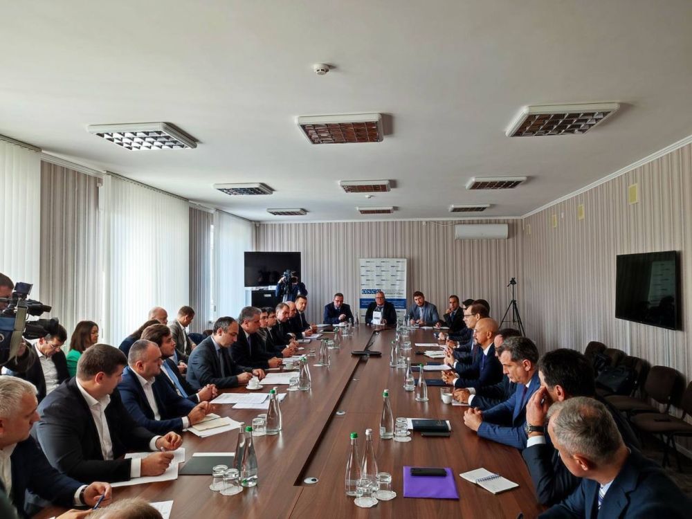 Встреча политпредставителей началась