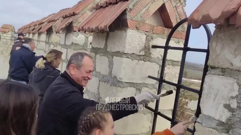 Председателю Верховного Совета Александру Коршунову выпало красить ограждения в крепости