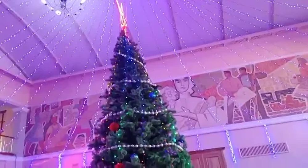 Хоровод вокруг ёлки, песни, игры и подарки