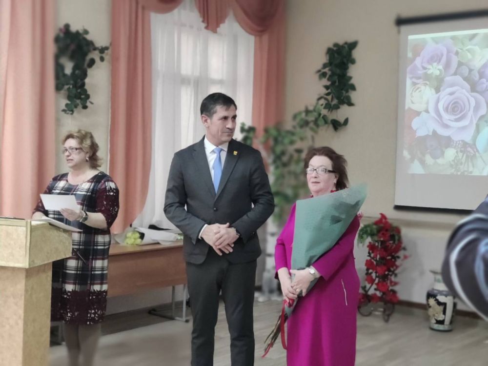 Сегодня проводили на заслуженный отдых Людмилу Клепачевскую, директора Бендерской гимназии №2. Почти полвека она посвятила городской системе просвещения