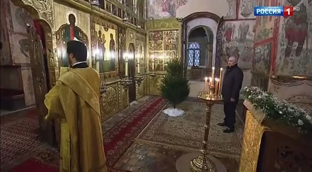 Владимир Путин приехал на рождественское богослужение в Благовещенский собор Московского Кремля