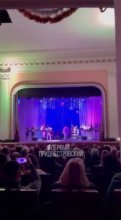 � ������������� ������ �������� �������� ������ � �Vatra Folk Band�