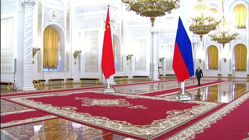 Церемония официальной встречи президентом России Владимиром Путиным председателя КНР Си Цзиньпина состоялась в Георгиевском зале Большого Кремлевского дворца (БКД)