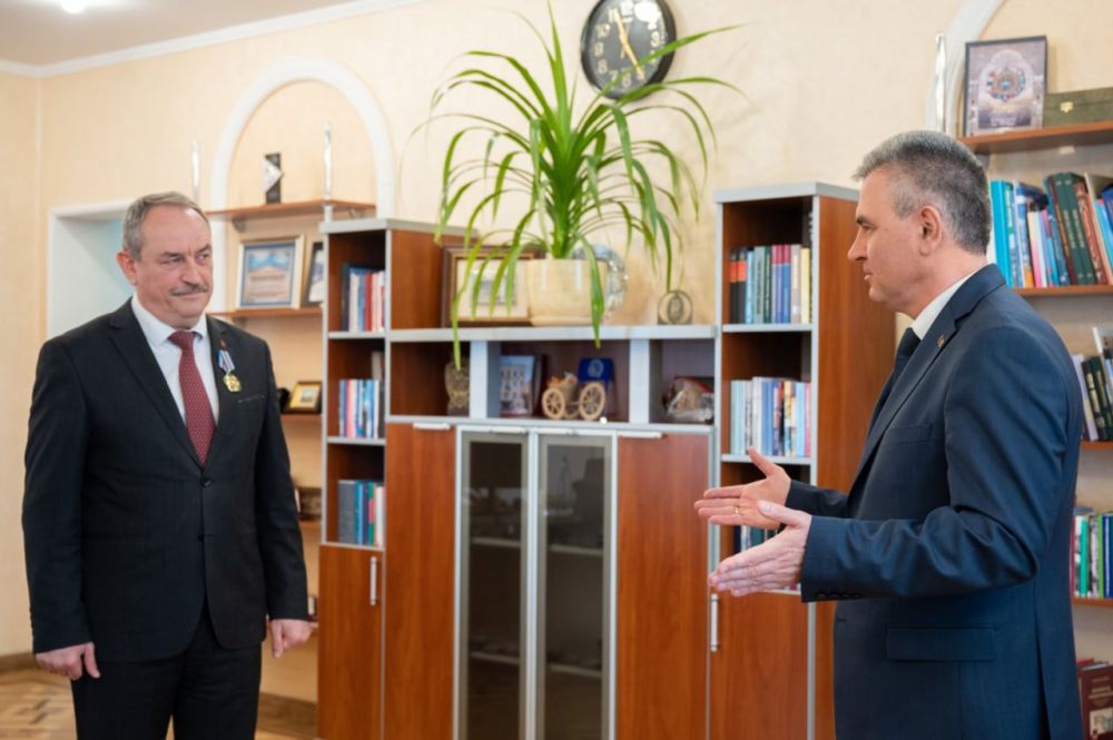 Вадим Красносельский вручил Александру Коршунову орден Почета