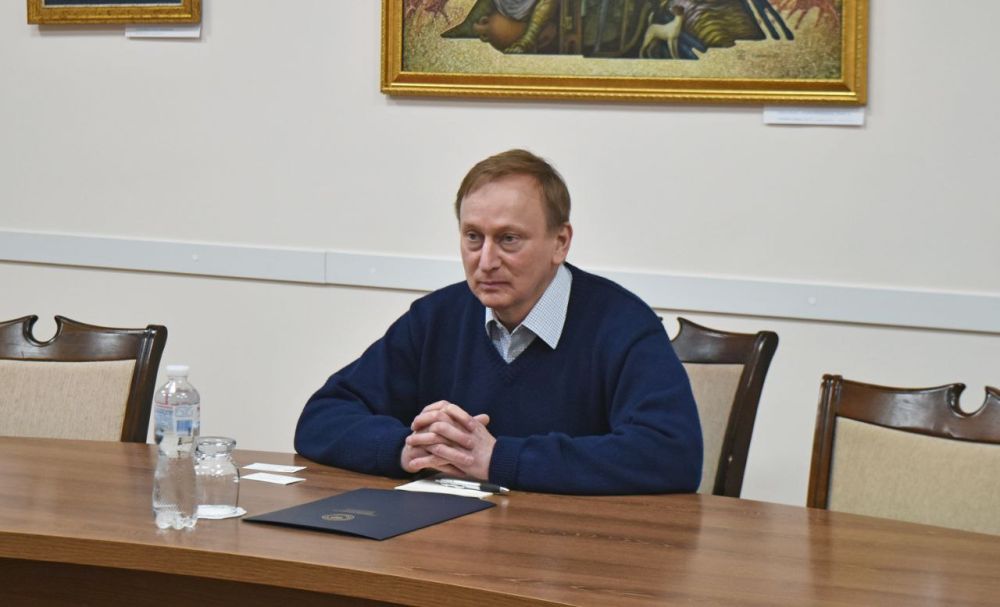 Виталий Игнатьев провел беседу с американским политологом и экспертом Джоном Кавуличем