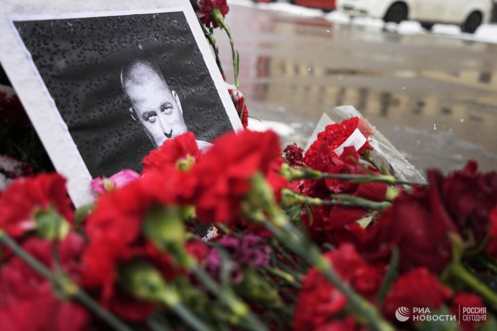 Жители Тирасполя несут цветы к мемориалу в честь Владлена Татарского