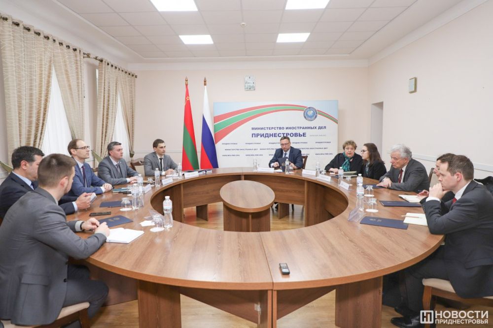 Встреча главы МИД ПМР Виталия Игнатьева и спецпредставителя ОБСЕ Томаса Майер-Хартинга проходит в Тирасполе