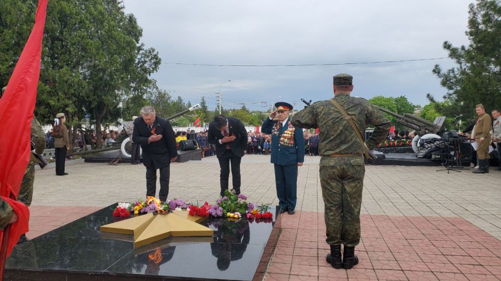 К Вечному Огню, а также плитам с именами павших сегодня возложили цветы