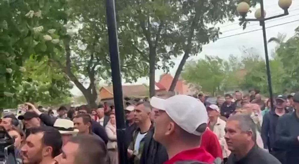 В Гагаузии народ собирается у здания ЦИК, чтобы противостоять беспределу полиции, которая по указанию румынки Майи Санду проводит обыски в ЦИК Гагаузии, чтобы аннулировать результаты выборов в ходе которых победила кандидат от партии Шор Евгения Гуцул