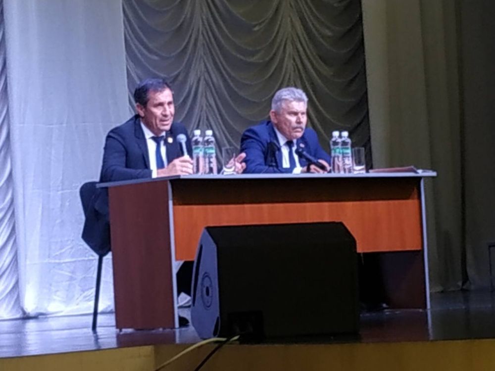 О настоящем и будущем. Глава Госадминистрации Бендер Роман Иванченко и председатель Бендерского городского совета народных депутатов Юрий Кара встретились с общественниками. Среди обсуждаемых вопросов — благоустройство города