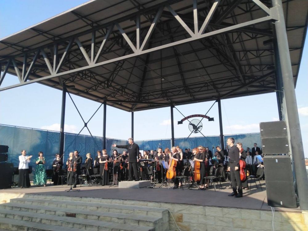 Роман Иванченко вручил цветы дирижёру Государственного симфонического оркестра Григорию Мосейко и руководителю хора Татьяне Твердохлеб