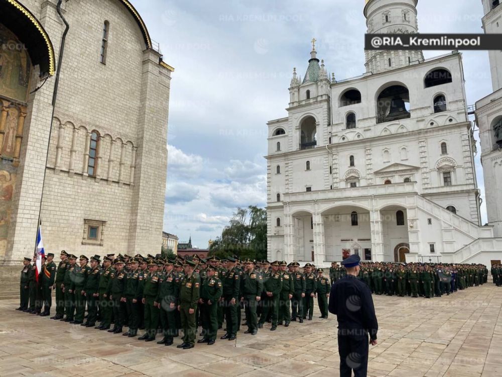 Владимир Путин сегодня в Кремле обратится к подразделениям, которые обеспечивали порядок и законность во время мятежа