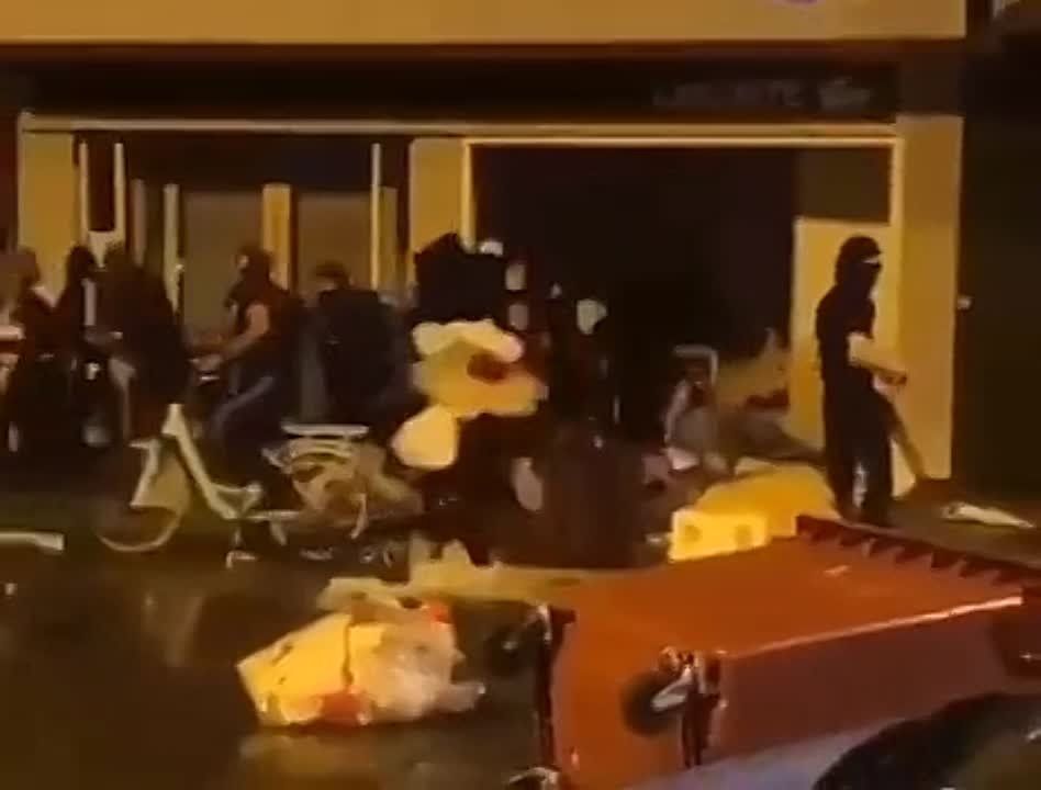 �� ������� �������� ���� ����� �������� ������� Lacoste � ������� ������ �� ������ ����