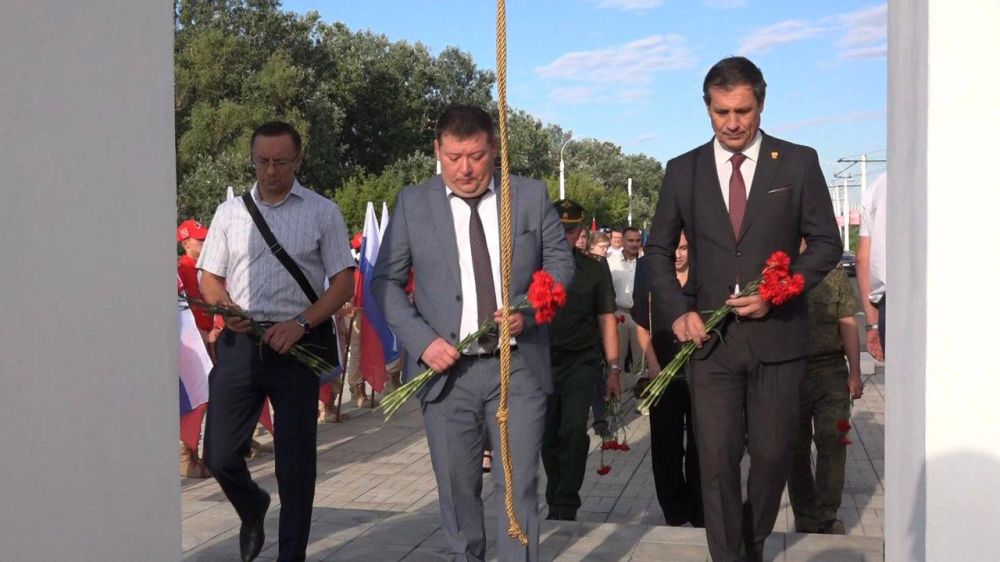 В церемонии возложения цветов к Арке мира приняли участие глава Государственной администрации города Бендеры Роман Иванченко и заместитель Председателя Бендерского городского Совета народных депутатов Александр Колесниченко