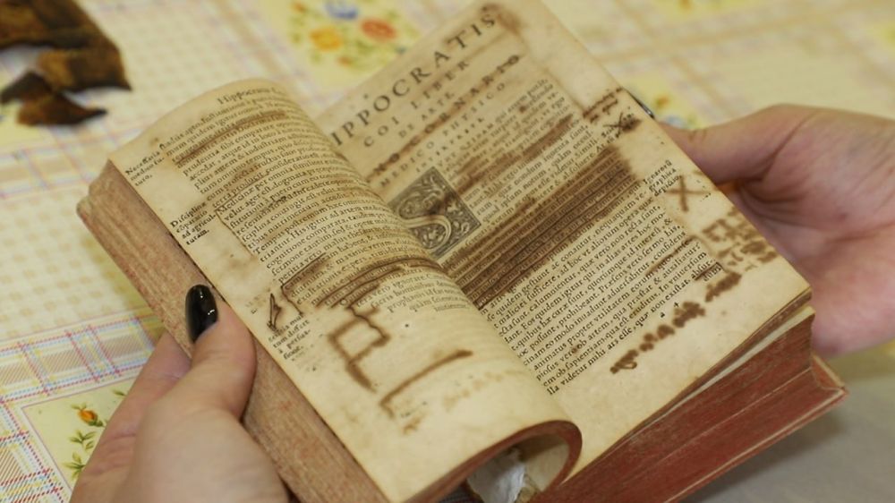 �HIPPOCRATIS OPERA� � ����������� ������� 1562 ���� ������������ � ����� �������������� �������� � ��������