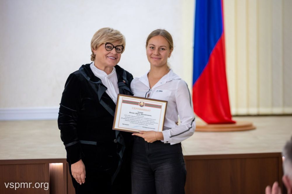 Поощрение лучших в учебе. 108 ребят будут весь учебный год получать президентскую стипендию. Это студенты вузов, техникумов...