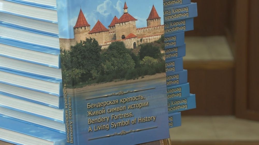 А ещё от Президента стипендиатам — книги «Бендерская крепость. Живой символ истории»