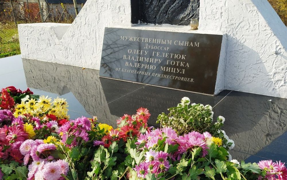 � ���������� 2 ������ ������� ������ � ������ � �������� � 1990 ����