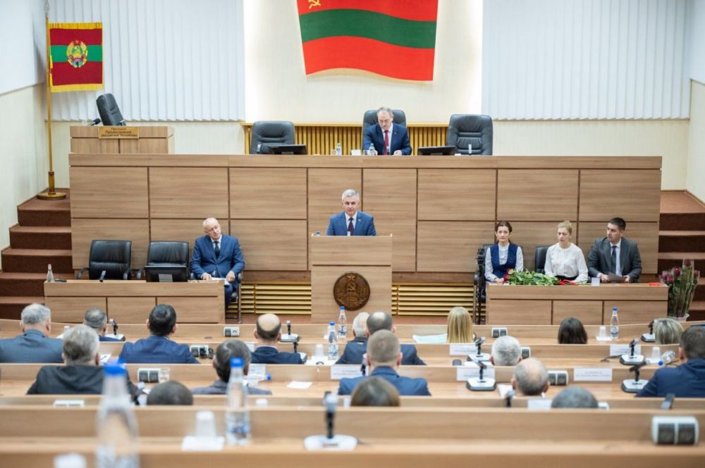 Президент поздравил депутатский корпус и сотрудников аппарата Верховного Совета с 33-й годовщиной образования законодательного органа республики