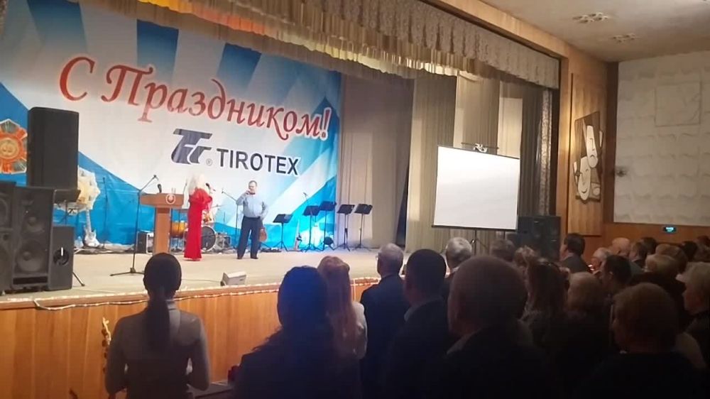Впереди для работников и ветеранов "Тиротекса" праздничный концерт, а также поздравления с юбилеем от руководства предприятия и представителей госвласти
