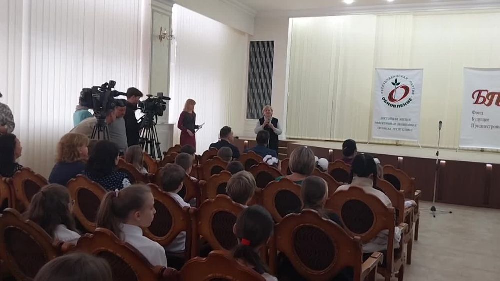 Благотворительный фонд "Будущее Приднестровья" и партия "Обновление" поздравили победителей международного конкурса "Вместе в XXI веке" для школьников и преподавателей