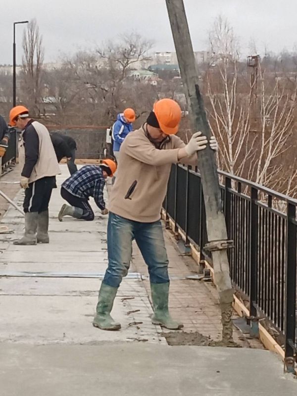 На пешеходном мосту у вокзала «Бендеры-1» заливают бетон