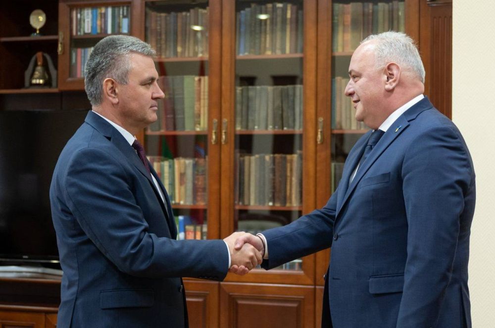 Президент ПМР Вадим Красносельский провел встречу с Послом по особым поручениям МИД Украины Пауном Роговеем