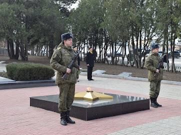 Цветы к мемориалу возложили Глава Государственной администрации города Бендеры Роман Иванченко, Председатель Бендерского...