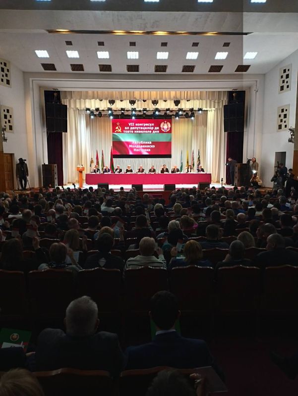 В состав президиума Съезда всех уровней вошли Президент ПМР Вадим Красносельский, Председатель Верховного Совета Александр Коршунов, вице-спикер Верховного Совета Галина Антюфеева, а также председатели всех городских и районных Советов