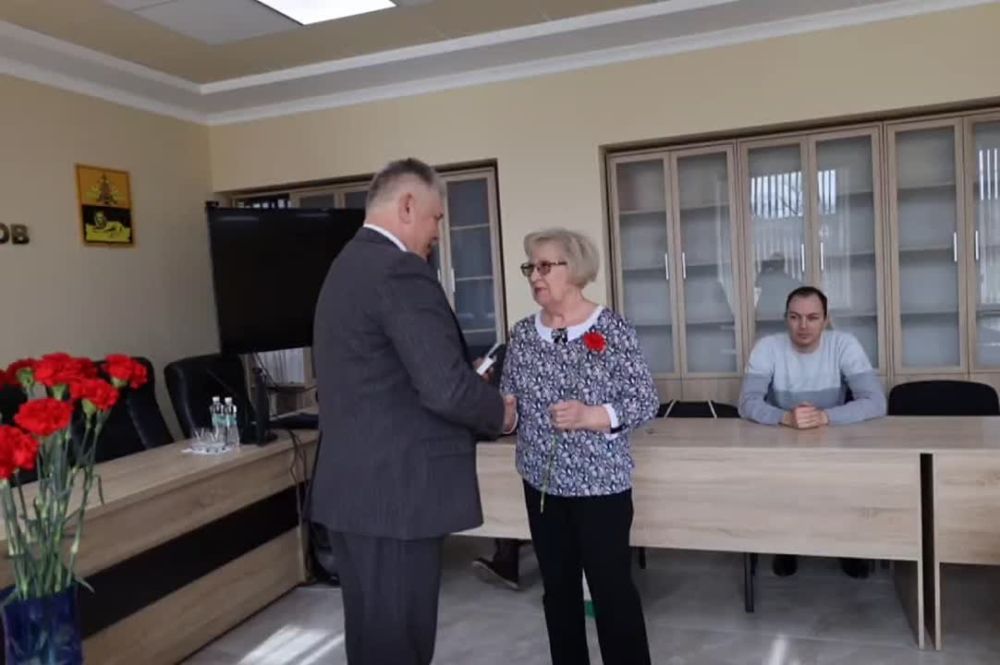 Награды за труд. Сегодня в Бендерском городском Совете народных депутатов активным гражданам города и республики вручили ...