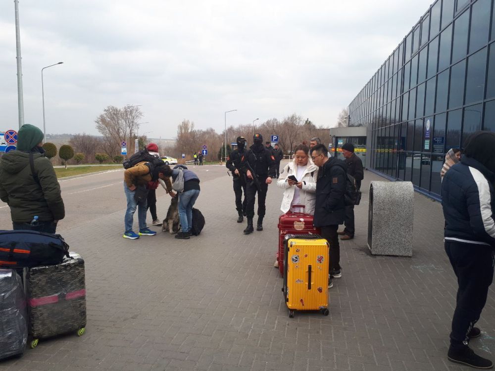 В аэропорту Кишинева полицейский спецназ готовится задержать башкана Гагаузии Евгению Гуцул после ее визита в Россию и встречи с Владимиром Путиным