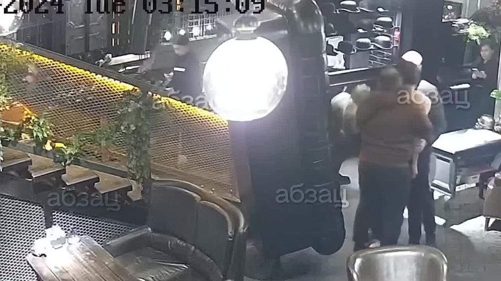 В Новосибирском баре бухой Никита Кологривый из «Слова пацана» укусил официантку за ногу и устроил дебош