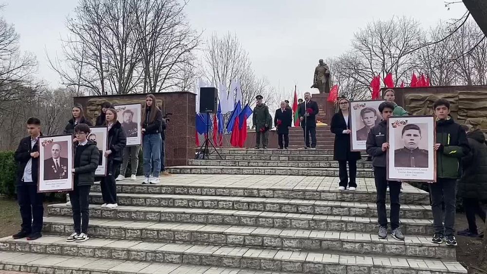 Объединиться перед внешними вызовами недругов, не дать вновь возродиться фашизму призвал участников митинга Председатель Бендерского городского Совета народных депутатов Юрий Кара