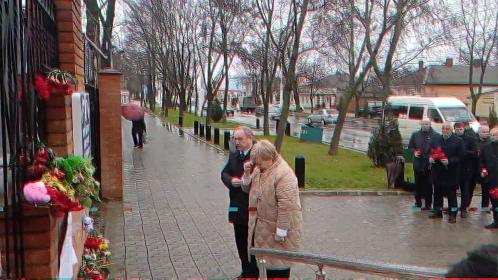 К консульству в Тирасполе продолжают нести цветы