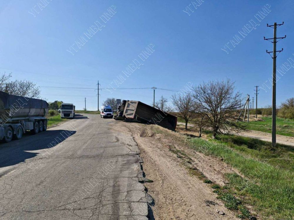 Грузовик с песком перевернулся на объездной в Григориополе