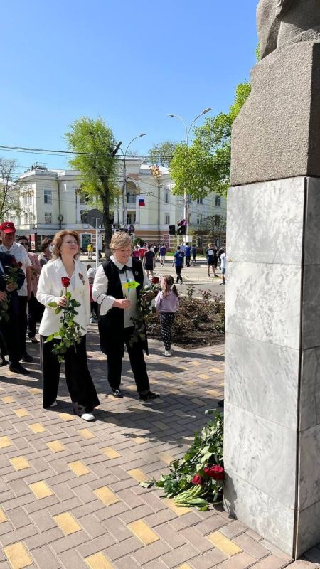 В Международный день авиации и космонавтики в Тирасполе к бюсту первого космонавта Юрия Гагарина на бульваре его имени с утра несут цветы