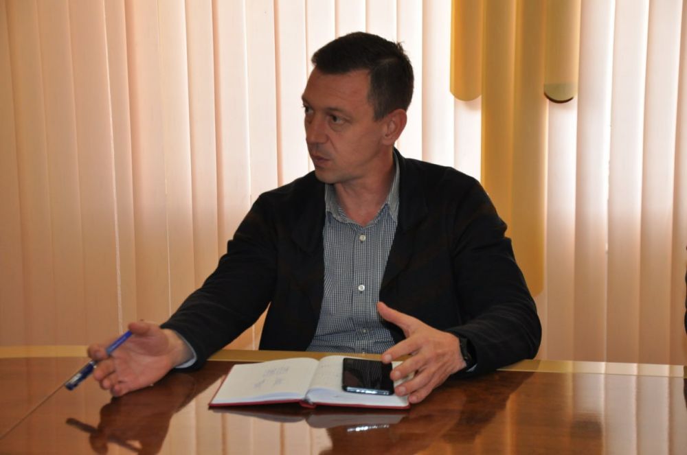 Есть предложение и от самого Андрея Диордиева – создание островков безопасности на пешеходных переходах, сужений и искривлений дорог для того, чтобы водители не могли превышать скорость