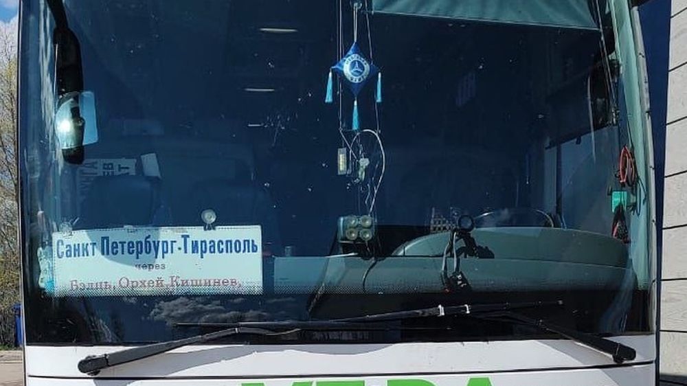 Автобус из Питера с 57 гражданами Молдовы почти двое суток стоит на литовской таможне: Людей тщательно обыскивают, проверяют на детекторе лжи, спрашивают об отношении к войне на Украине и чей Крым